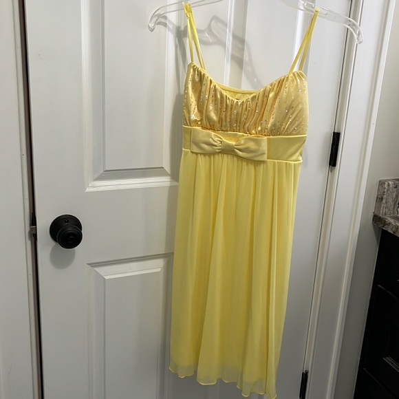 Yellow formal dress - Picture 1 of 6